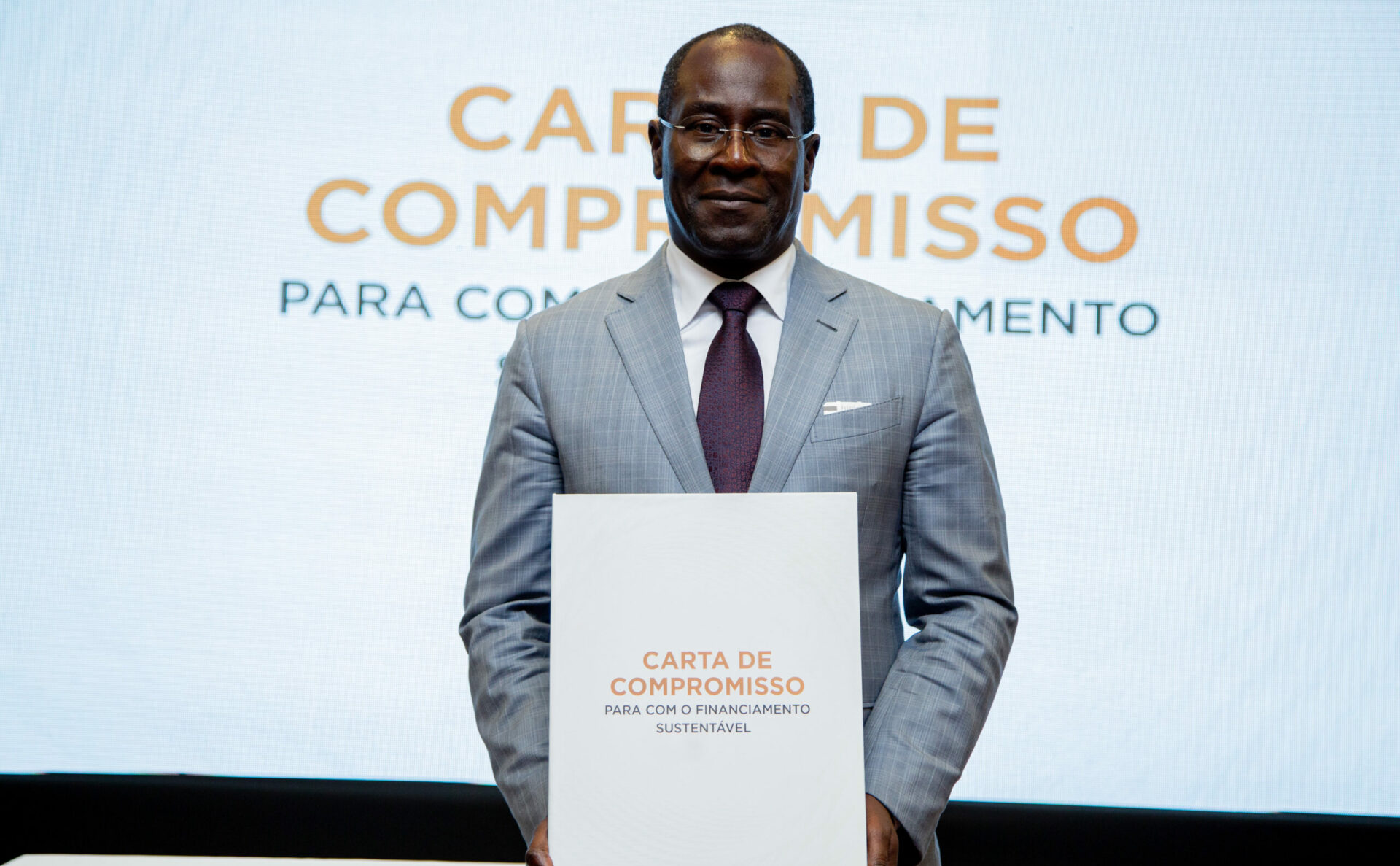 bancos-unem-se-para-acelerar-o-financiamento-sustentavel-em-angola