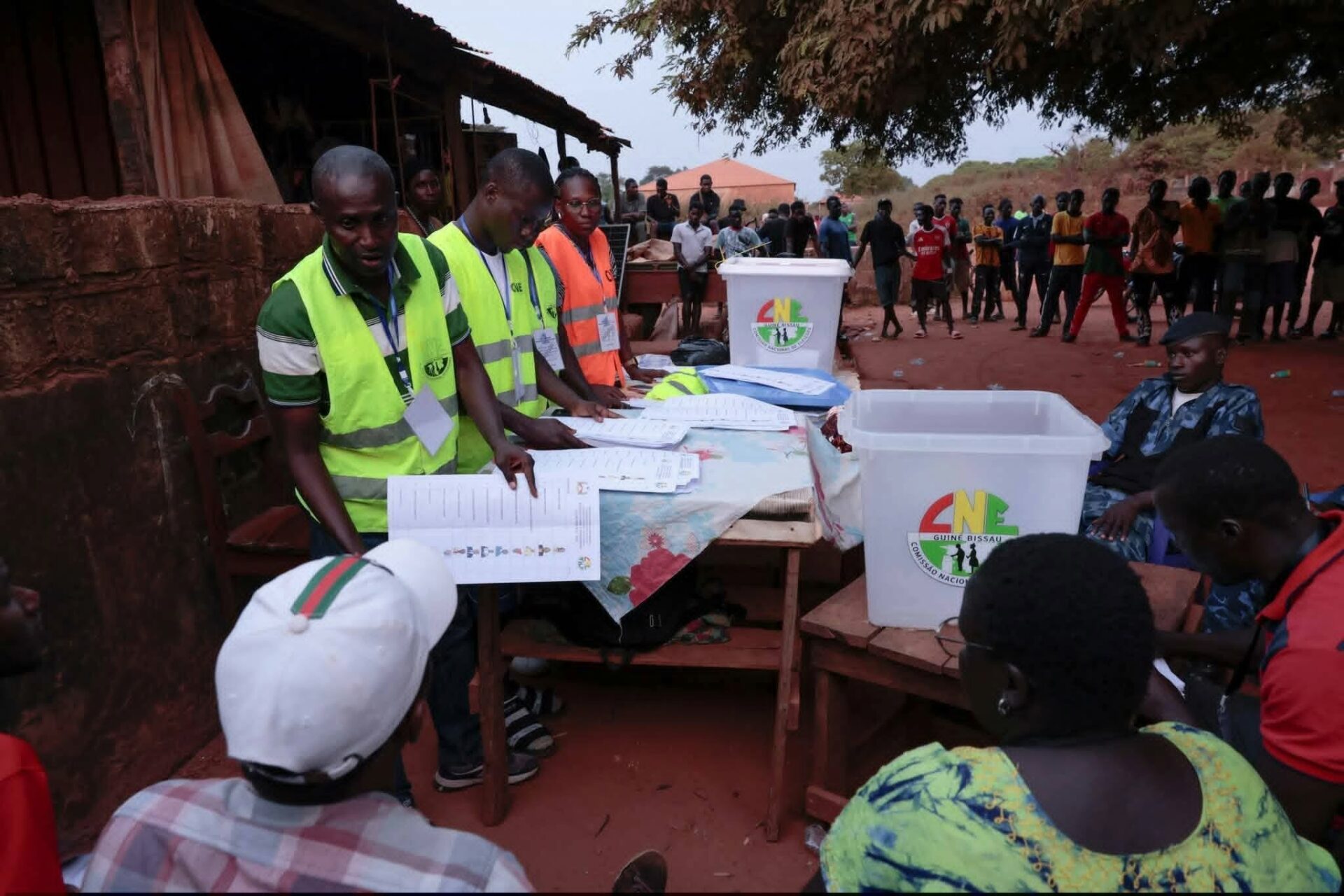 Apelo ao boicote: Oposição guineense classifica referendo constitucional como um fracasso total