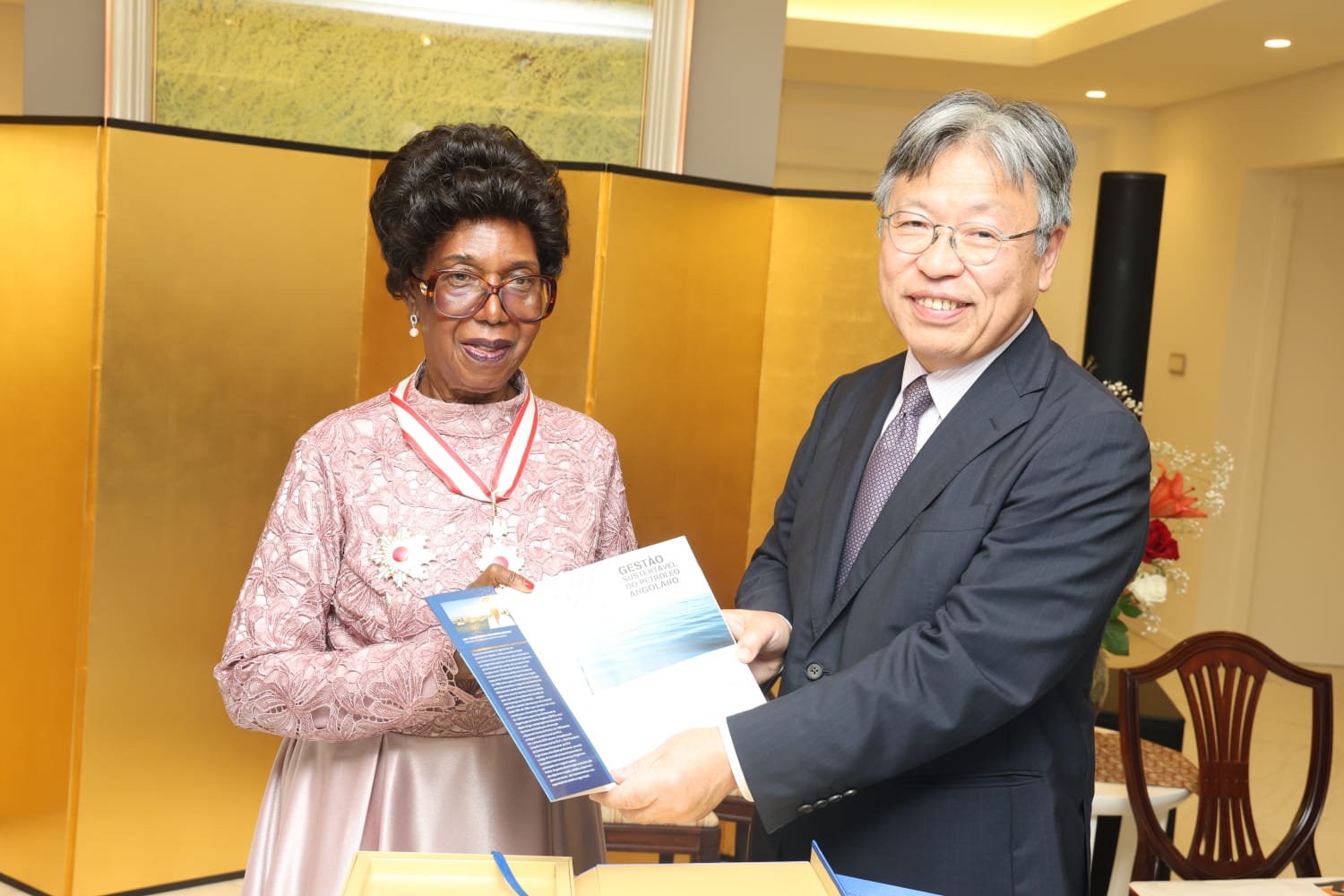 Embaixada do Japão em Angola homenageou a engenheira e política Albina Assis Africano