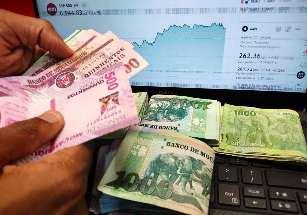 Moçambique gasta menos e cobra mais no primeiro semestre