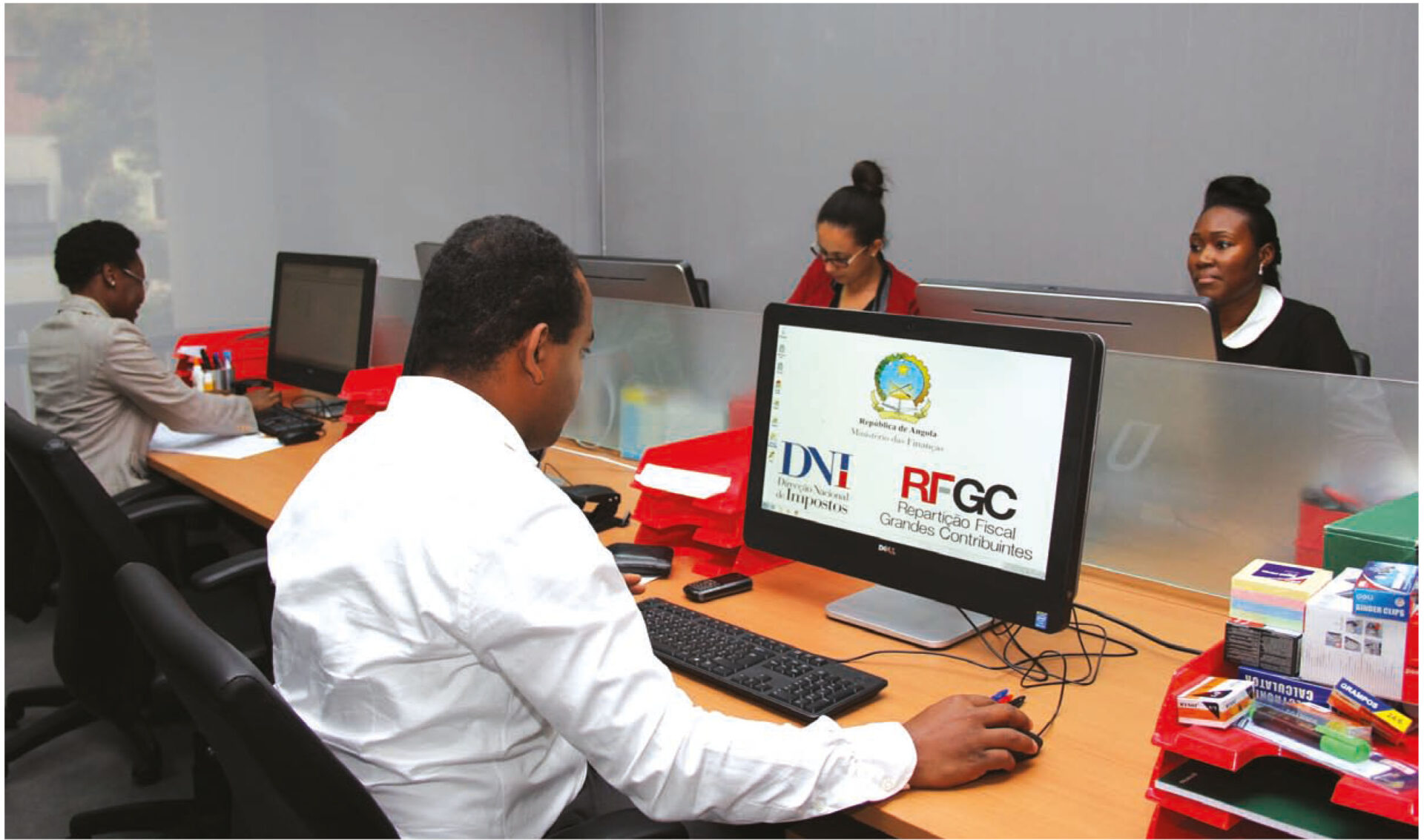 funcionarios-publicos-angolanos-terao-novo-sistema-de-beneficios-com-credito-e-seguro-de-saude