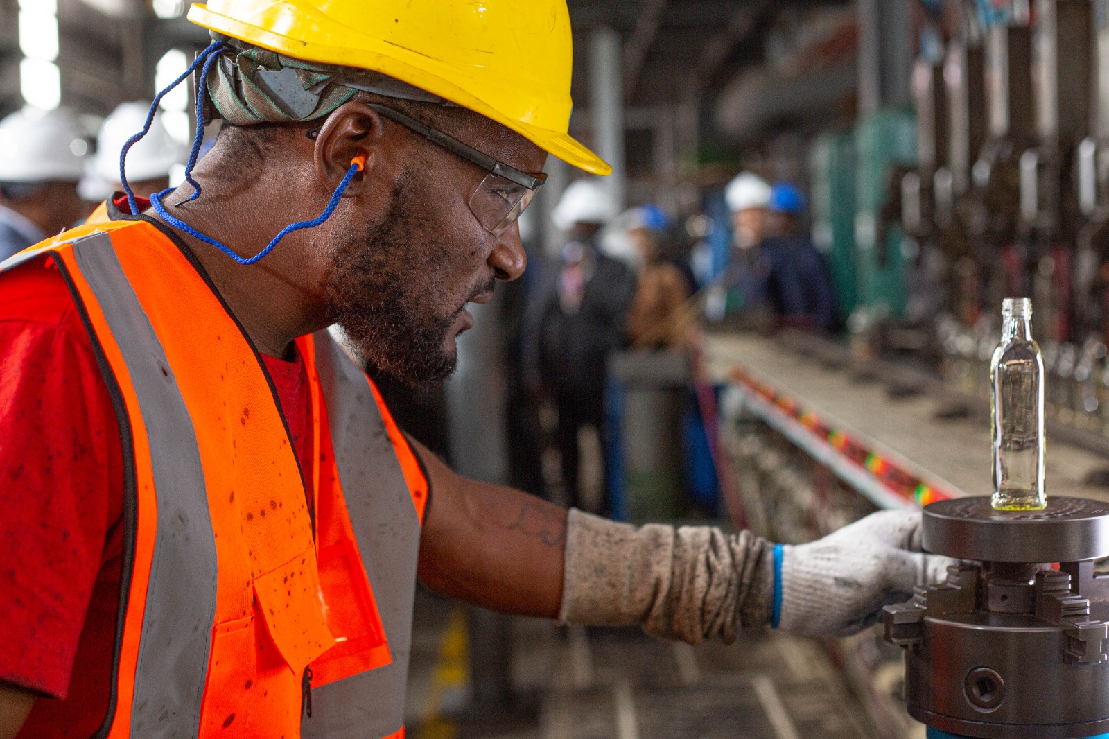 angola-reforca-industrializacao-com-fabrica-de-vidro-na-barra-do-dande